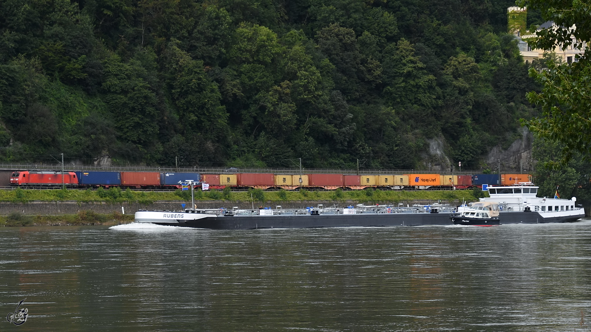 Ein  Rennen  mit der Jacht KEEP COOL und einem Güterzug lieferte sich das Tankmotorschiff RUBENS (ENI: 04812880). (Remagen, August 2021)