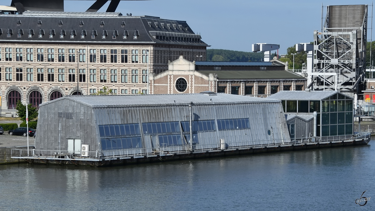 Ein Restaurantschiff Ende Juli 2018 im Amerikadok Antwerpen.