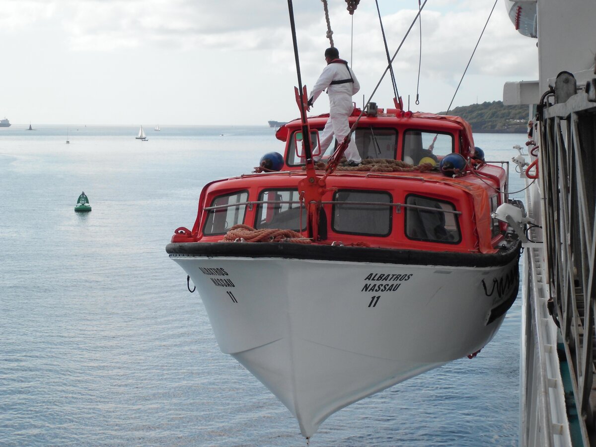 Ein Rettungsboot von MS ALBATROS wird am 15.09.2012 zu Wasser gelassen. Im Südenglischen Hafen von Falmouth in der Grafschaft Cornwall, am 15.08.2012. In diesem Hafen, einem der größten Naturhäfen der Welt, können größere Schiffe nicht anlegen, die Passagiere werden mit den Rettungs- oder Tenderbooten an Land gebracht.