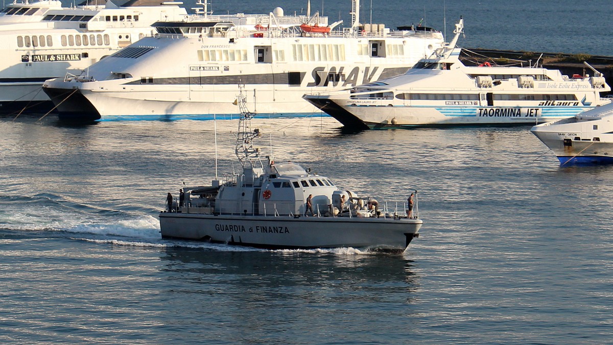 Ein Schiff der Gardia di Finanza am 25.10.2013 im Hafen von Neapel.