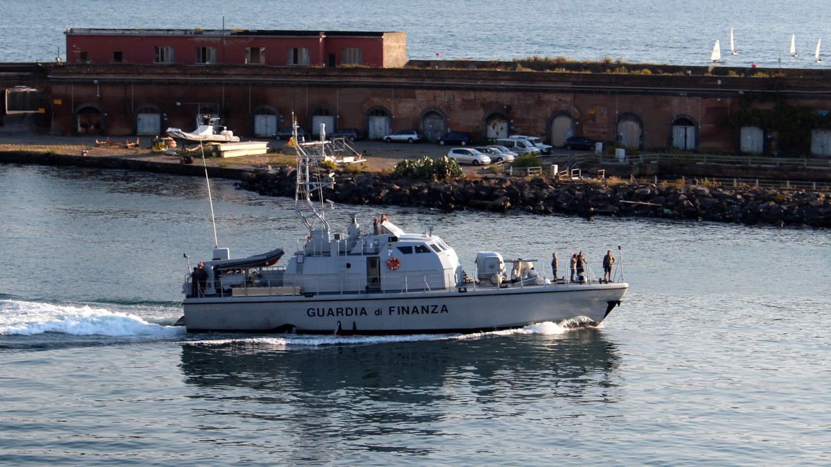 Ein Schiff der Gardia di Finanza am 25.10.2013 im Hafen von Neapel.