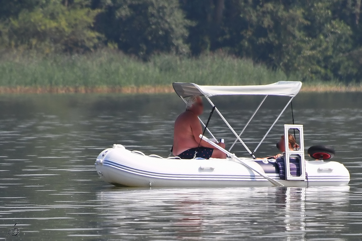 Ein Schlauchboot auf dem See in Waging. (August 2020)