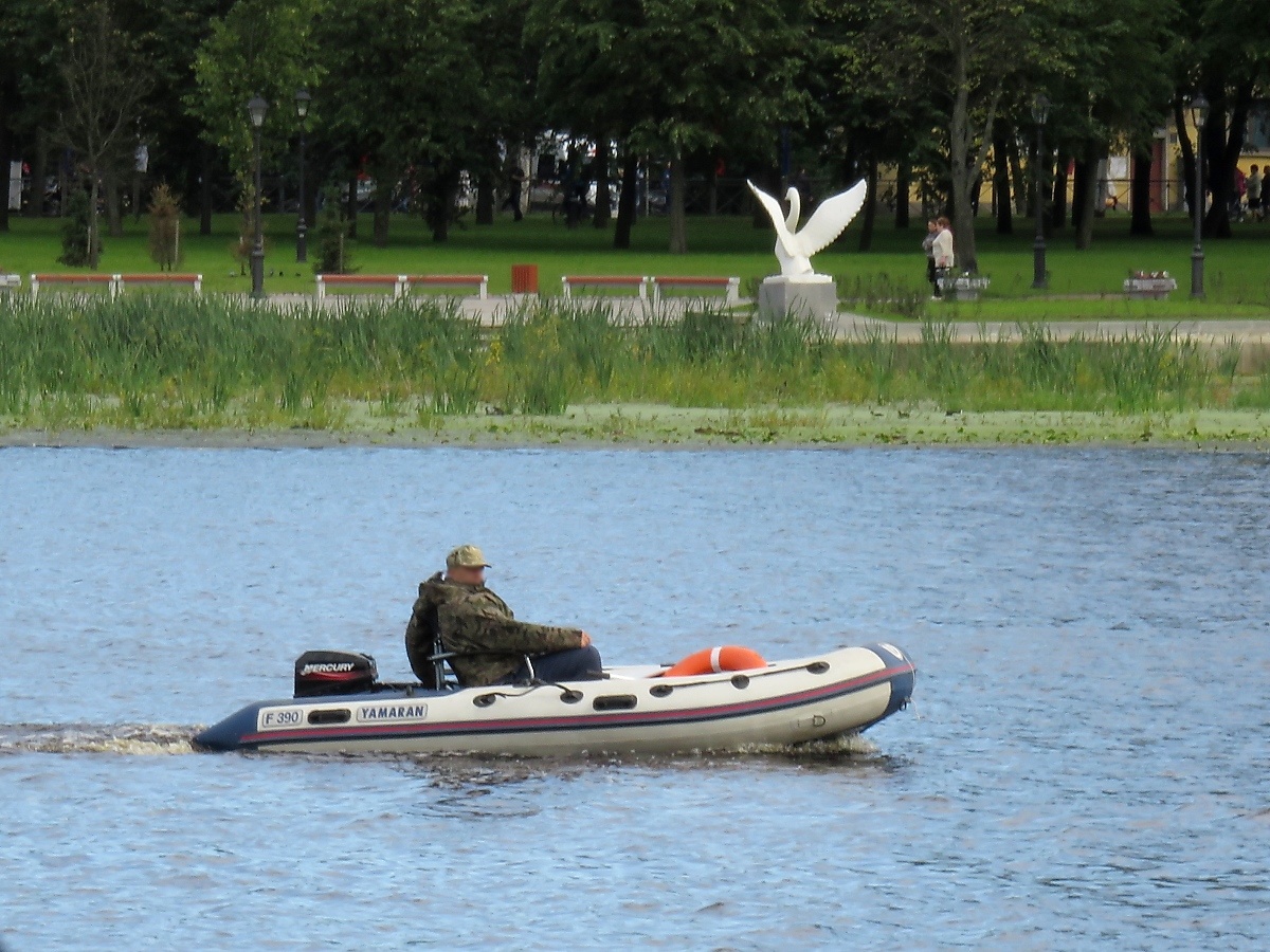 Ein Schlauchboot schippert auf der Izhora in Kolpino, 2.9.17 