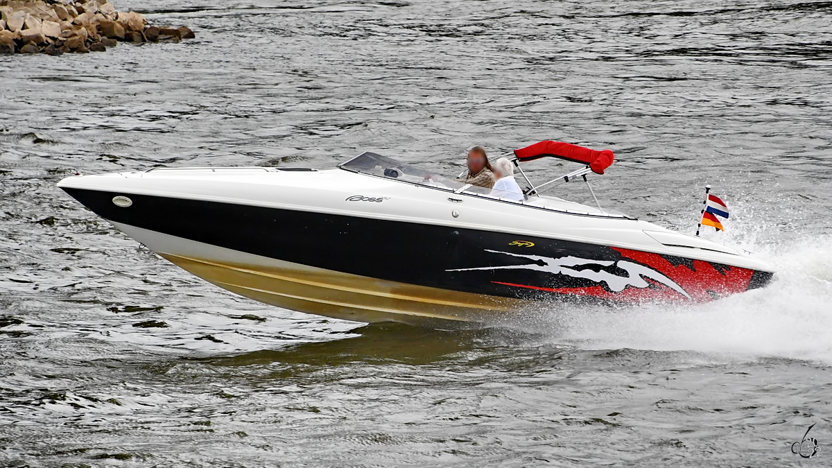 Ein schnelles Motorboot auf dem Rhein, so gesehen Ende August 2022 in Duisburg.