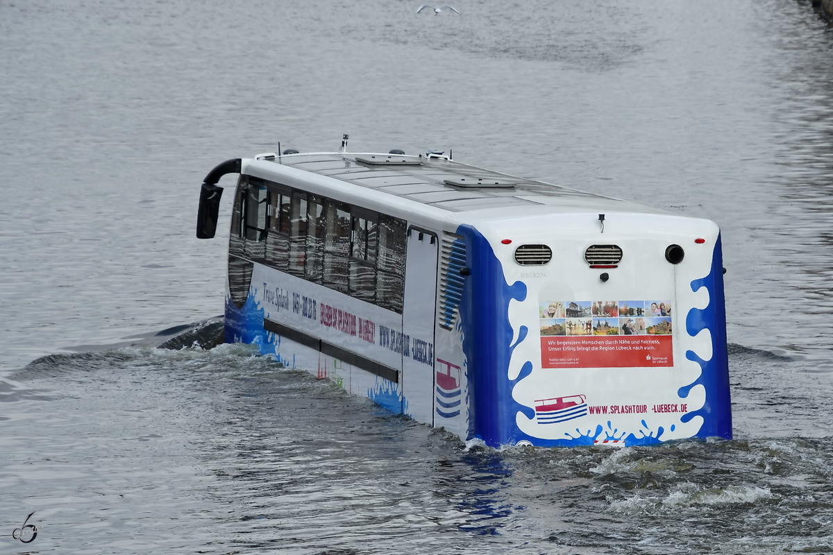 Ein schwimmender Bus Anfang April 2019 auf der Trave in der Hansestadt Lübeck.