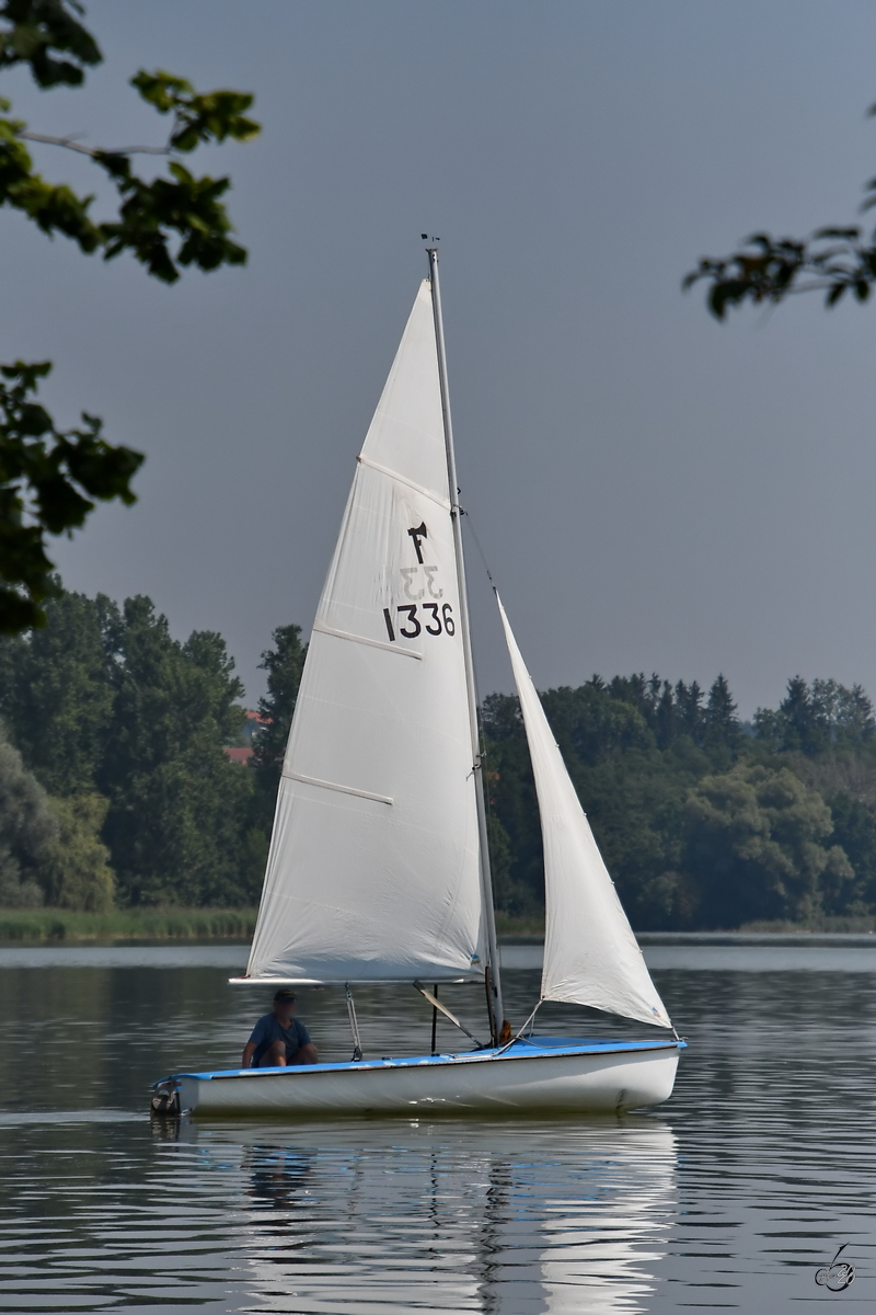 Ein Segelboot auf dem See in Waging. (August 2020)