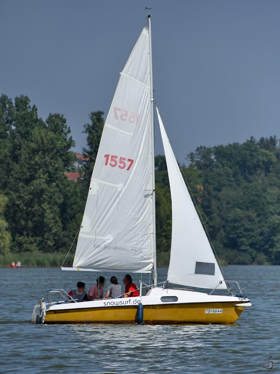 Ein Segelboot auf dem See in Waging. (August 2020)