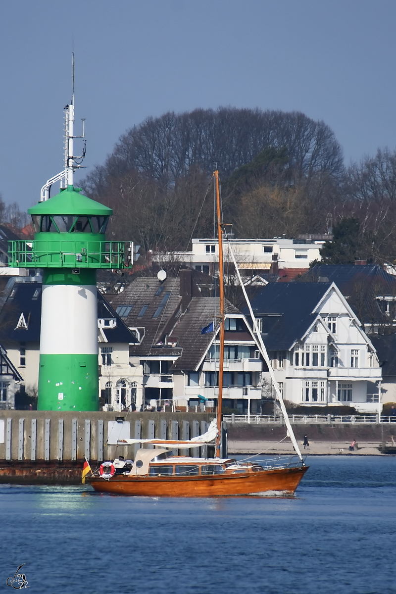 Ein Segelboot auf dem Weg in die der Ostsee. (Priwall, März 2022)