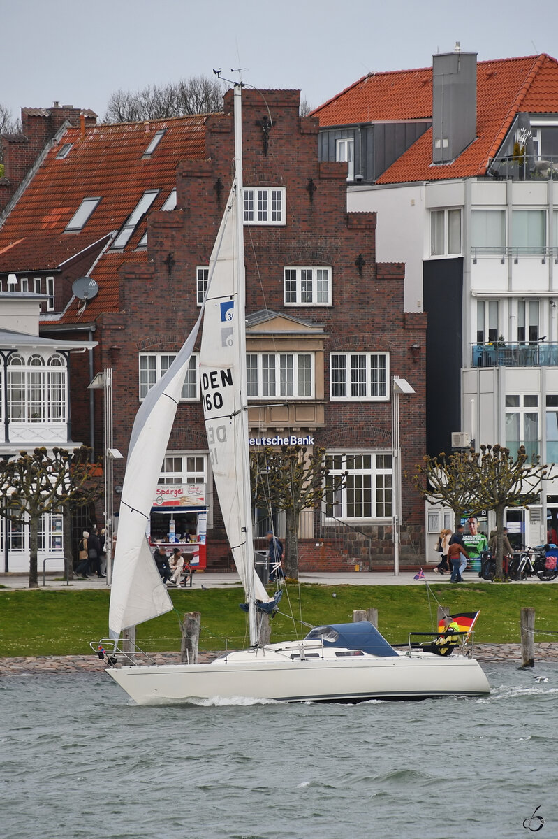 Ein Segelboot befährt die Trave, so gesehen Anfang Mai 2023 in Priwall.