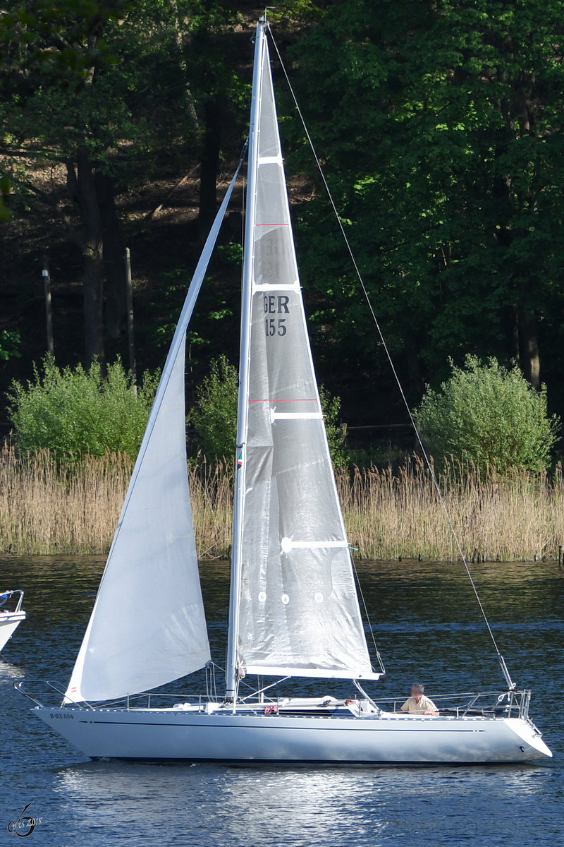 Ein Segelboot Ende April 2018 auf der Havel am Stadtrand von Berlin.