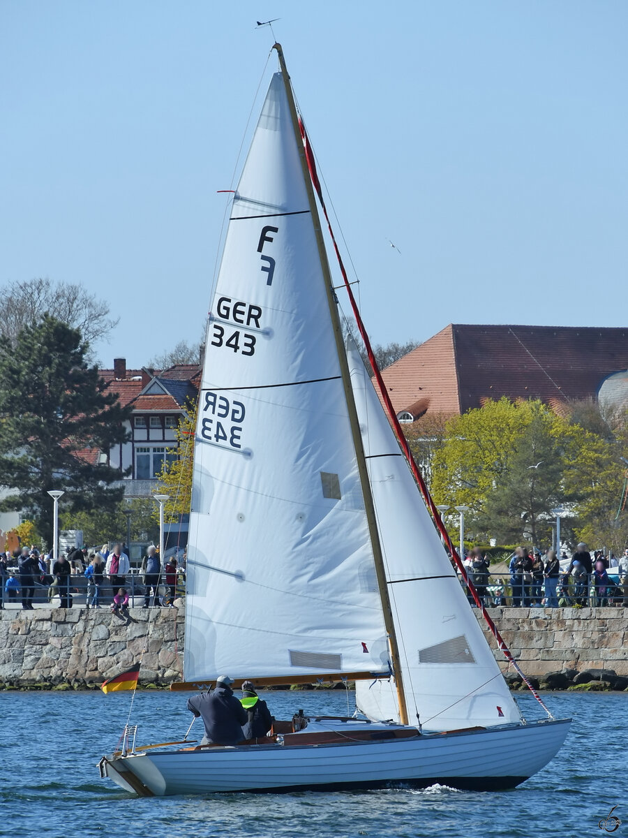 Ein Segelboot macht sich auf den Weg in die Ostsee. (Travemünde, Mai 2023)