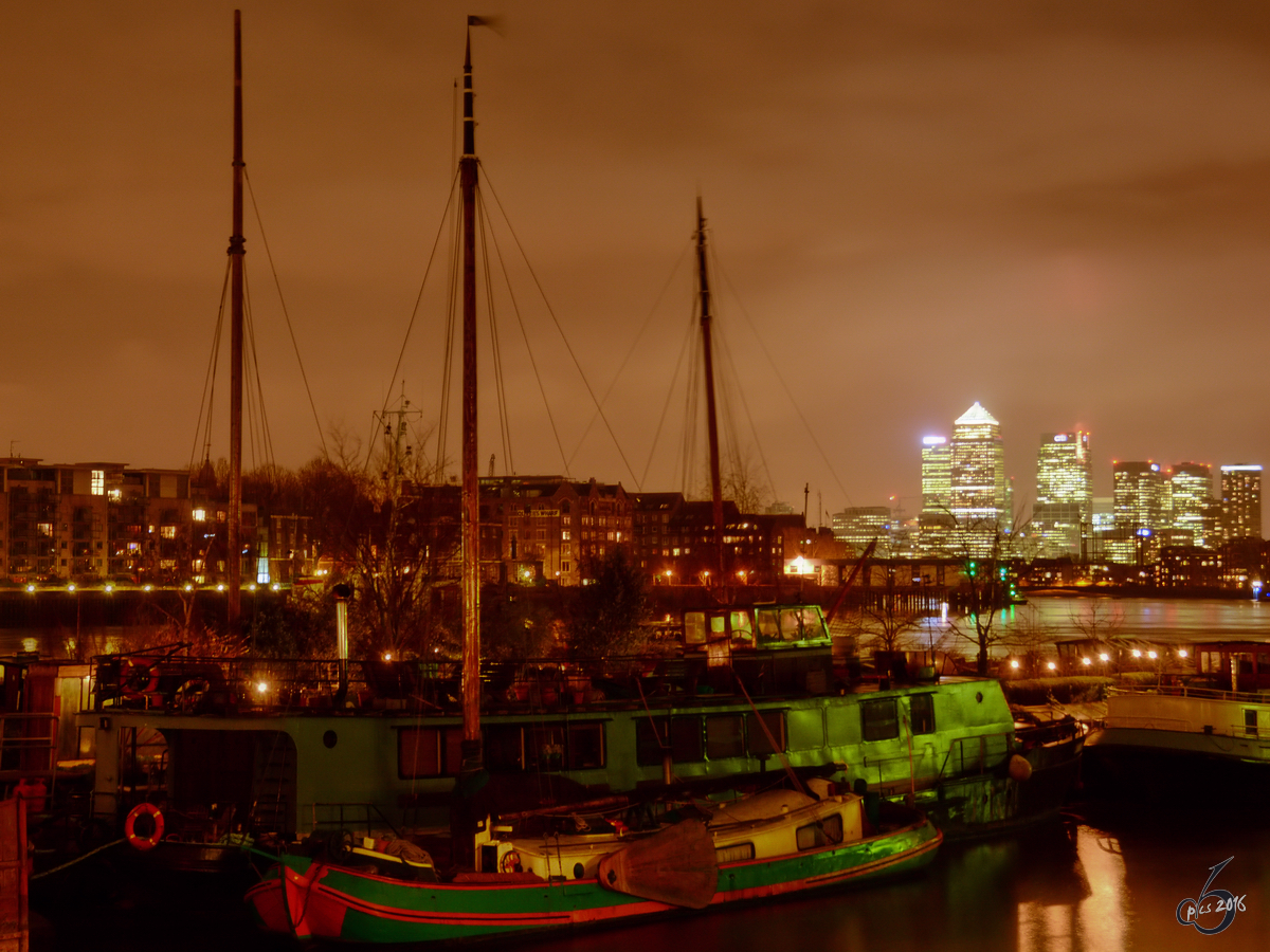 Ein Segelboot vor einem Hausboot im nächtlichen London (Februar 2015)