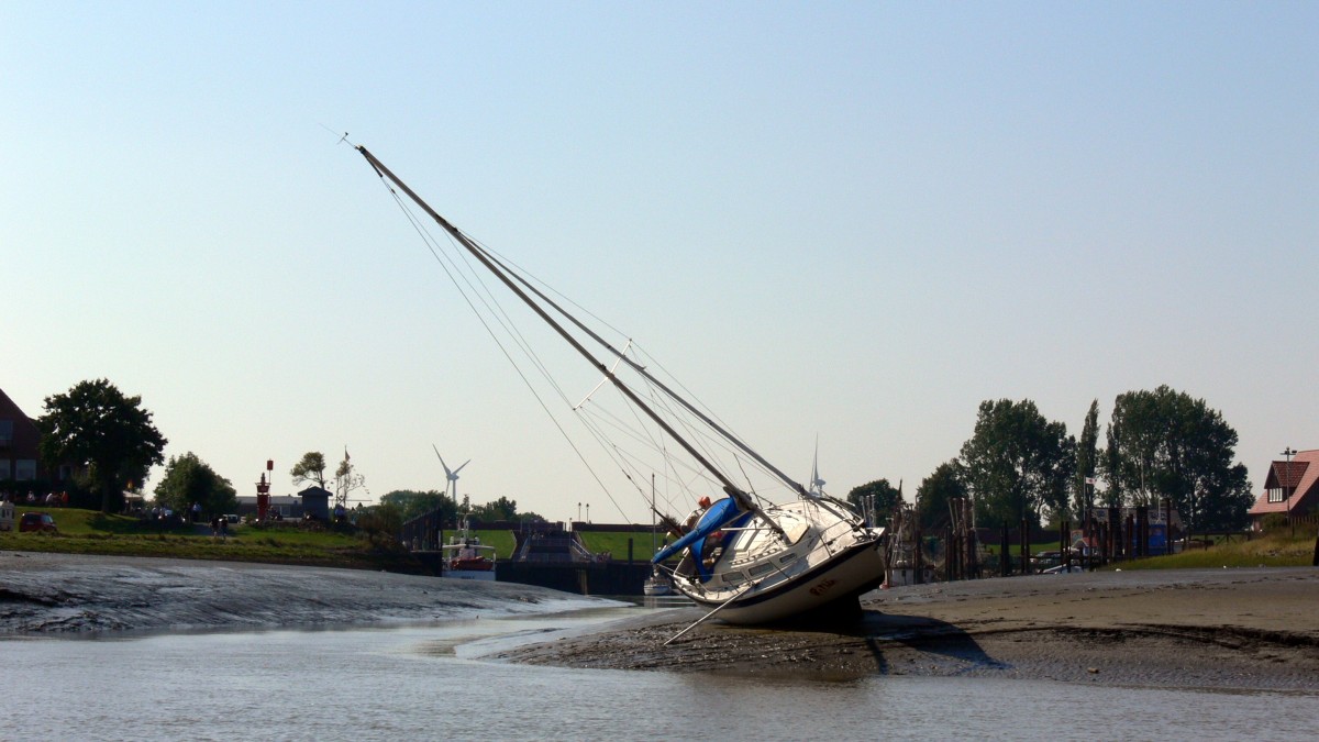 Ein Segelschiff am 09.09.2012 in der Hafeneinfahrt von Fedderwardersiel.