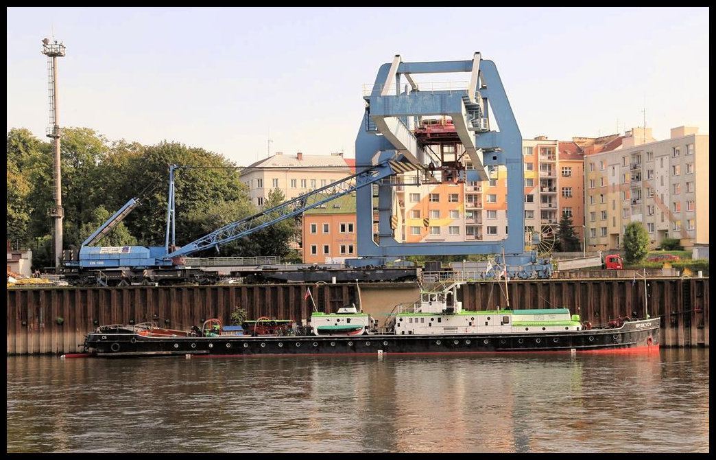 Ein seltenes Schiff lag am 6.9.2021 am Kai in Decin. Es handelt sich um den unter Denkmalschutz stehenden tschechischen Heckradschlepper Beskydy. Das Schiff wurde 1956 gebaut und verfügt über 500 PS. Durch den einzigartigen Heckantrieb kann es auch noch bei 
Niedrigwasser manöverieren. 