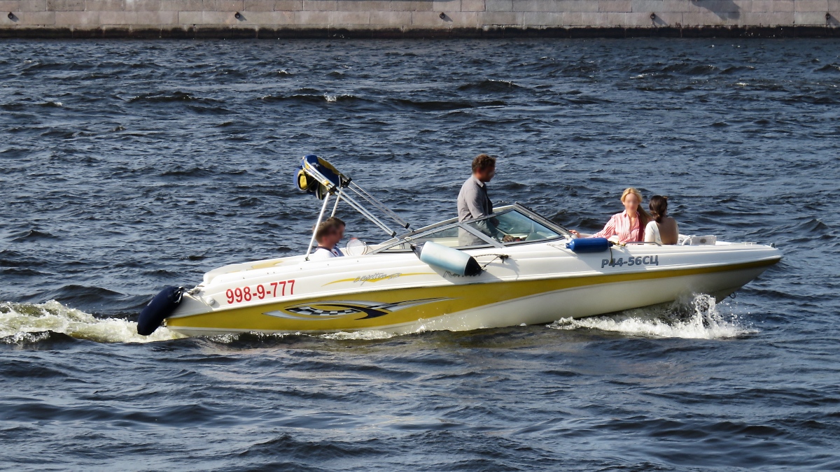 Ein Sportboot auf der Newa in St. Petersburg, 12.8.17