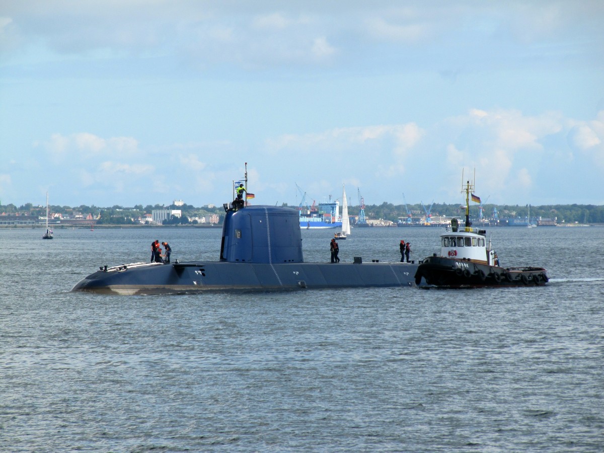 Ein U-Boot der Bundesmarine beim Einlaufen in Kiel am 15.08.2014. Bugsierer Robbe muss Assestieren.