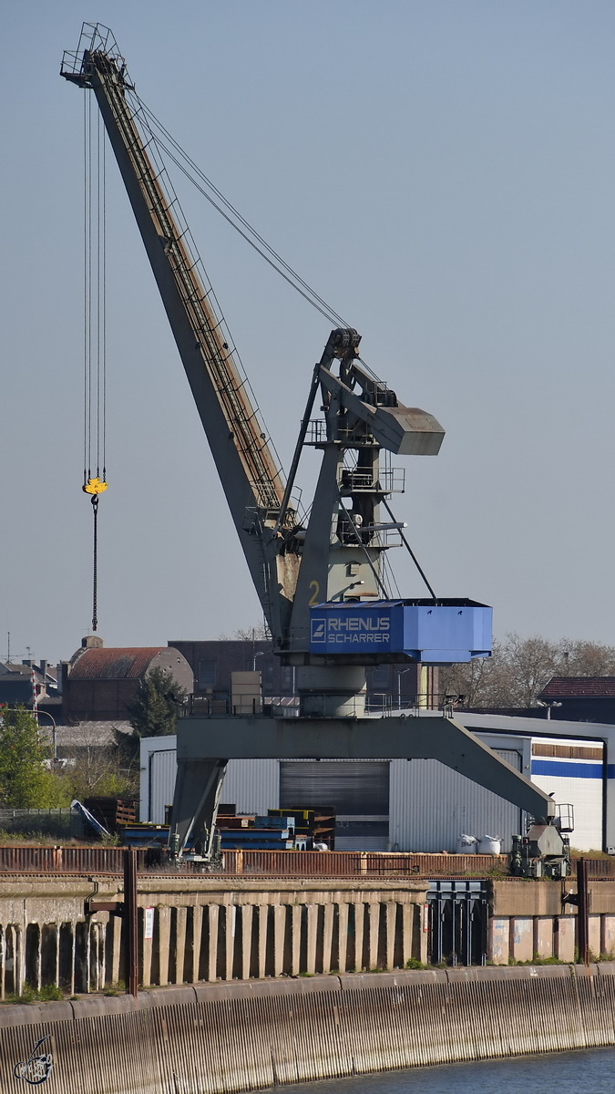 Ein Verladekran im Südhafen von Duisburg. (April 2021)