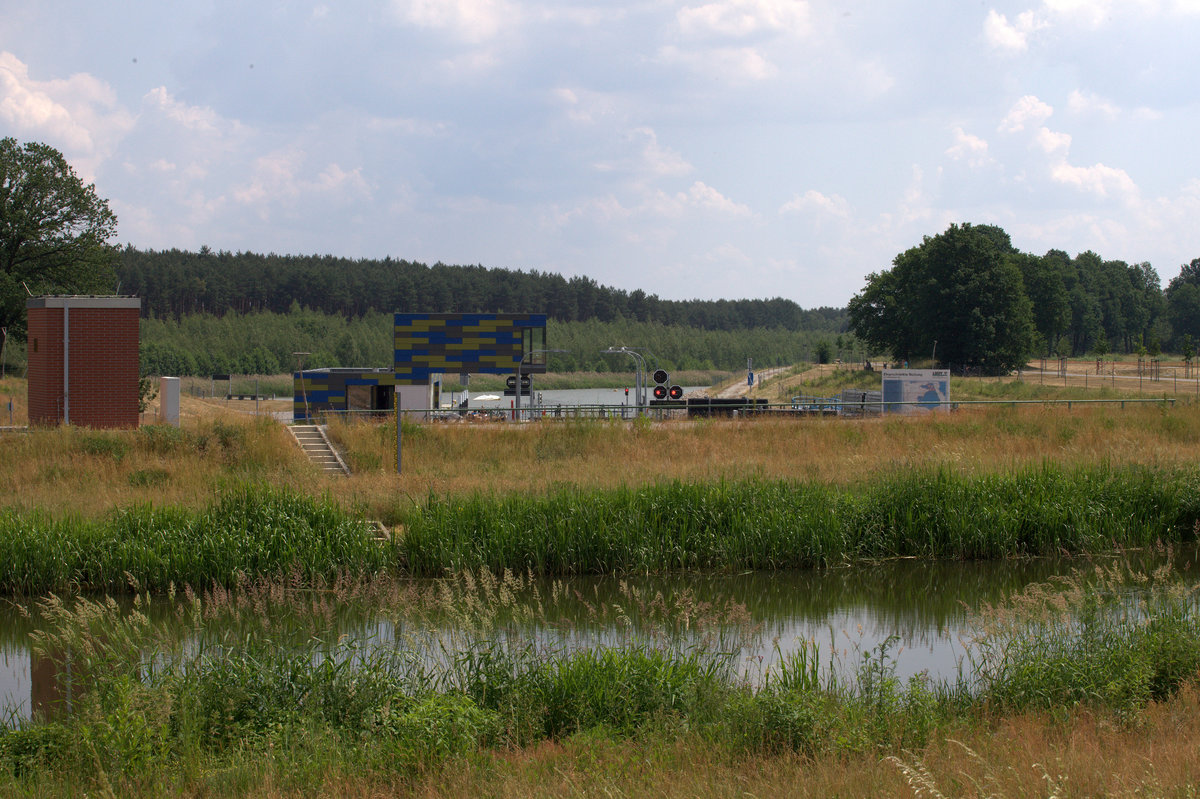 Ein Wasserstraßenkreuz findet sich in der Nähe von Senftenberg, bei Großkoschen.Der Verbindungskanal Senftenberger See - Geierswalder See unterquert die Schwarze Elster, unmittelbar
danach befindet sich eine Selbstbedienungschleuse. 05.06.2016 11:39 Uhr.