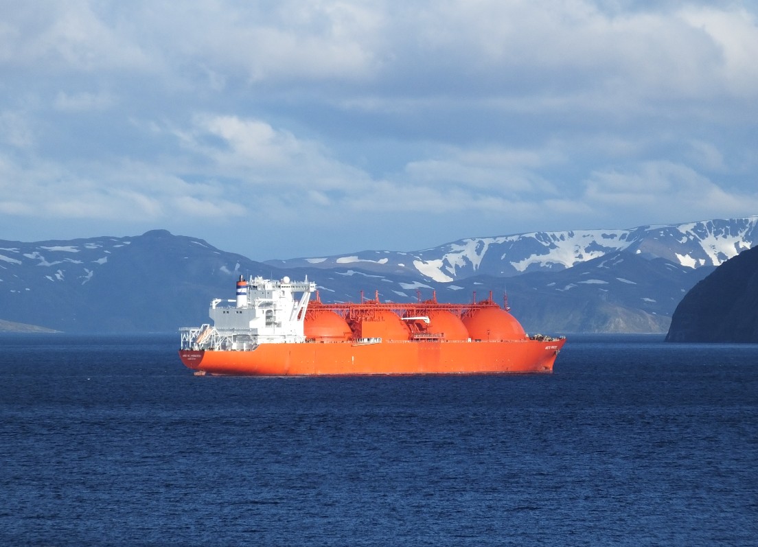 Ein wunderschönes Motiv gibt der LNG-Tanker  Arctic Princess  (IMO 9271248) ab, welcher am 08.06.2015 in den Gewässern vor Hammerfest/Norwegen liegt. Aufgenommen wurde das Foto im Licht der  Beinahe-Mitternachts-Sonne  um ca. 2 Uhr Nachts.