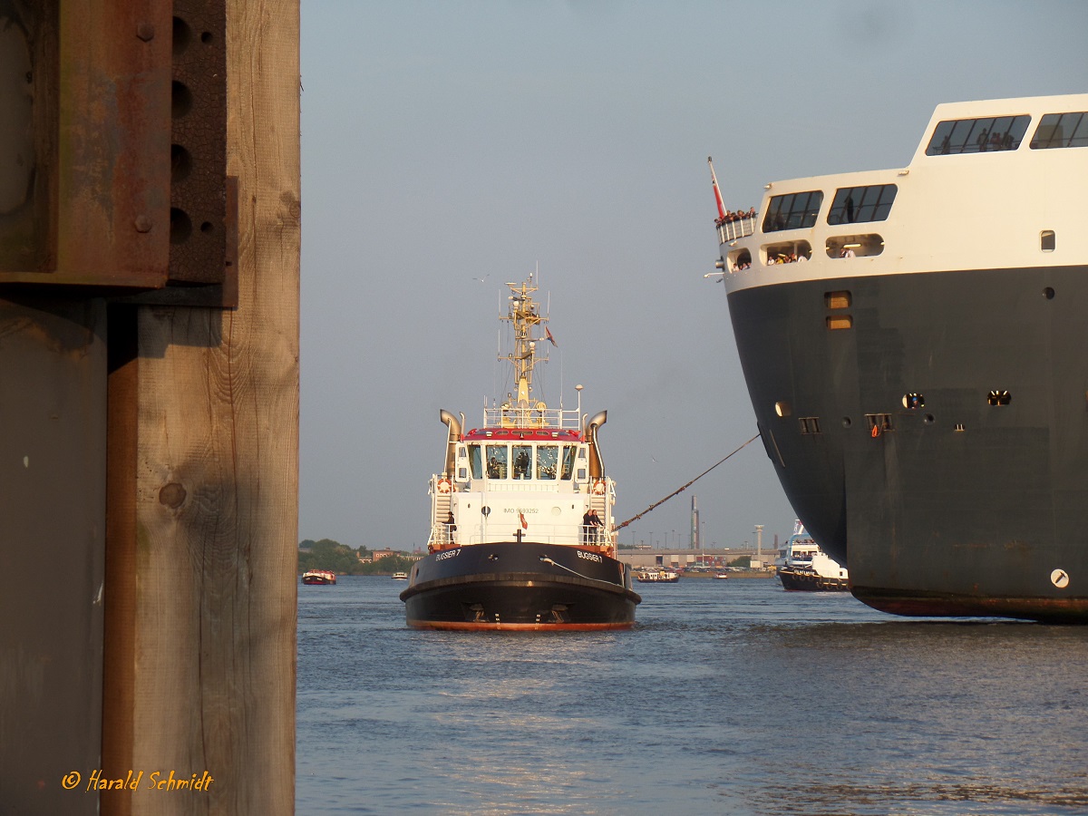 Eindocken der QUEEN MARY 2 am 27.5.2016 in das Trockendock Elbe 17 bei Blohm + Voss: BUGSIER 7 als Heckschlepper /