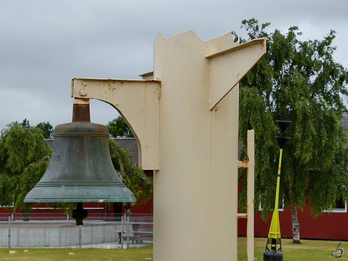 Eine alte Schiffsglocke war Mitte Juni 2018 im Marinemuseum Aalborg ausgestellt.