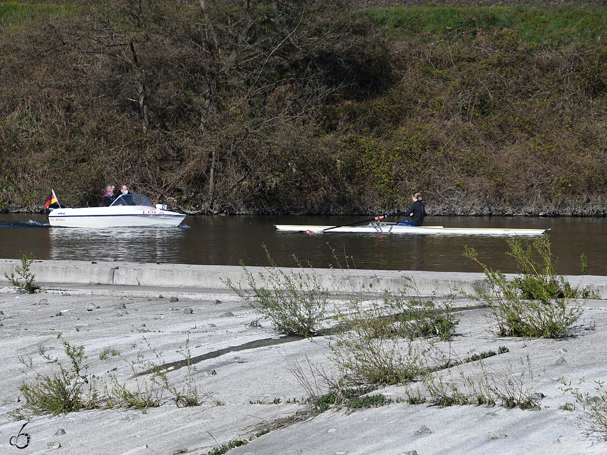 Eine Dame rudert mit SPEEDY während die  Chefantreiber  in einem Motorboot sitzen, so gesehen Ende April 2021 in Witten.