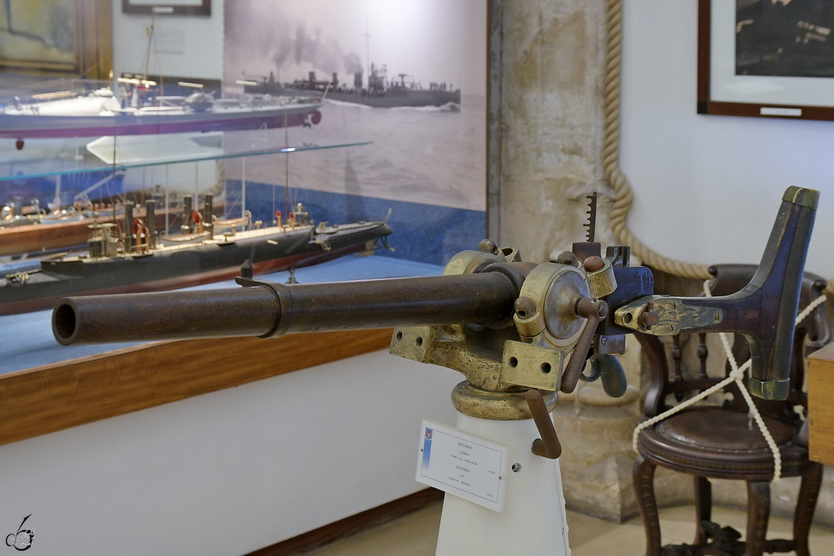 Eine ehemals auf einem Schiff montierte Hotchkiss-37mm-Kanone aus dem Jahr 1898. (Museu De Marinha Lissabon, Januar 2017)