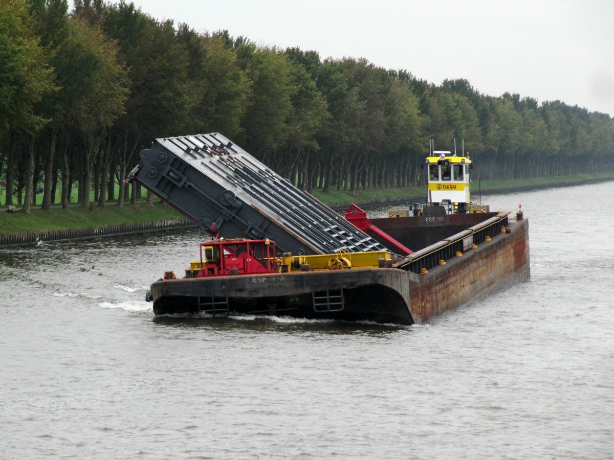 Eine einseitig verteilte Last - vermutlich ein Schleusentor - am 24.10.2014 auf dem Amsterdam-Rijnkanaal zu Berg. Transportmittel war der SL Espera 113 (02318322 , 76,5 x 11,4m) u.d. SB Catharina 8 (02313175).