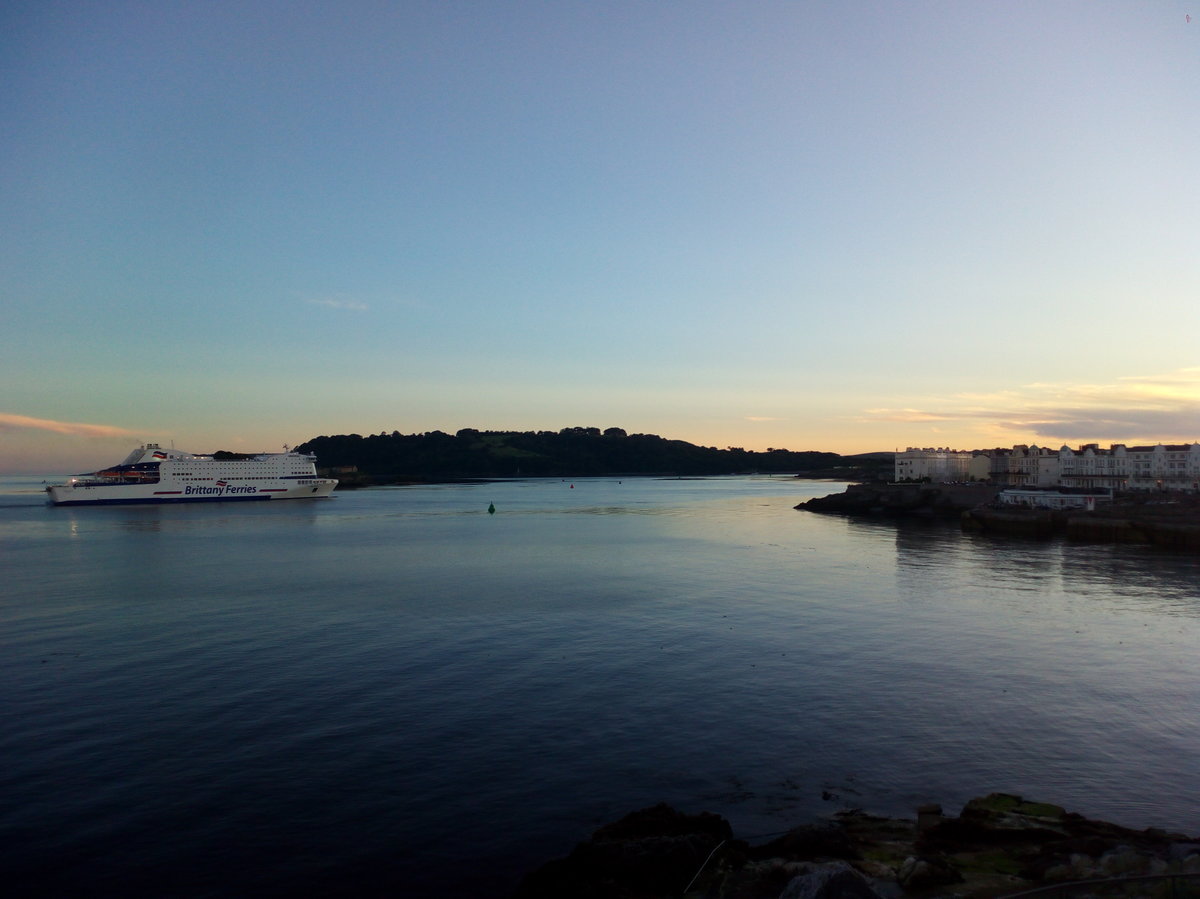 Eine Fähre von Brittany Ferries in Plymoutub am Abend des 17. Juli 2016.