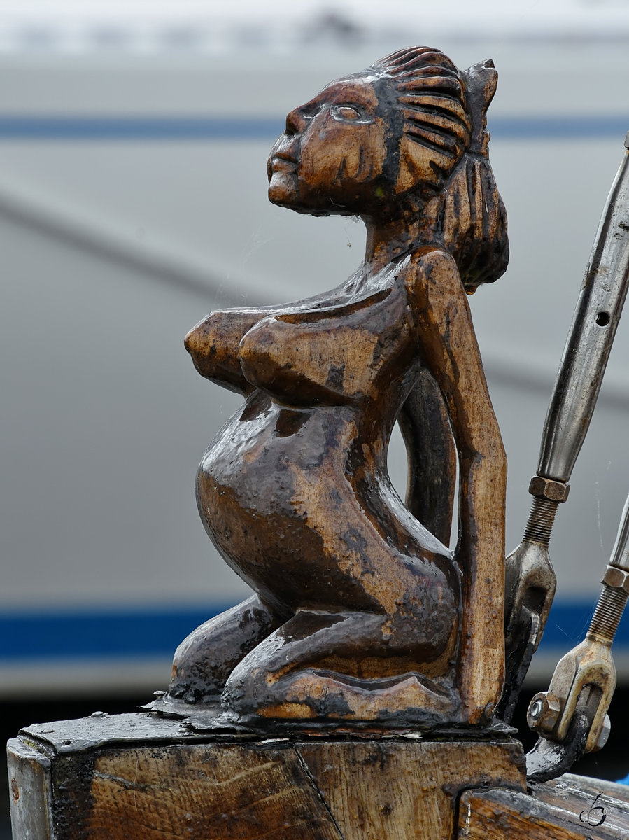 Eine kleine Galionsfigur auf dem Boot  Frieda . (Aalborg, Juni 2018)