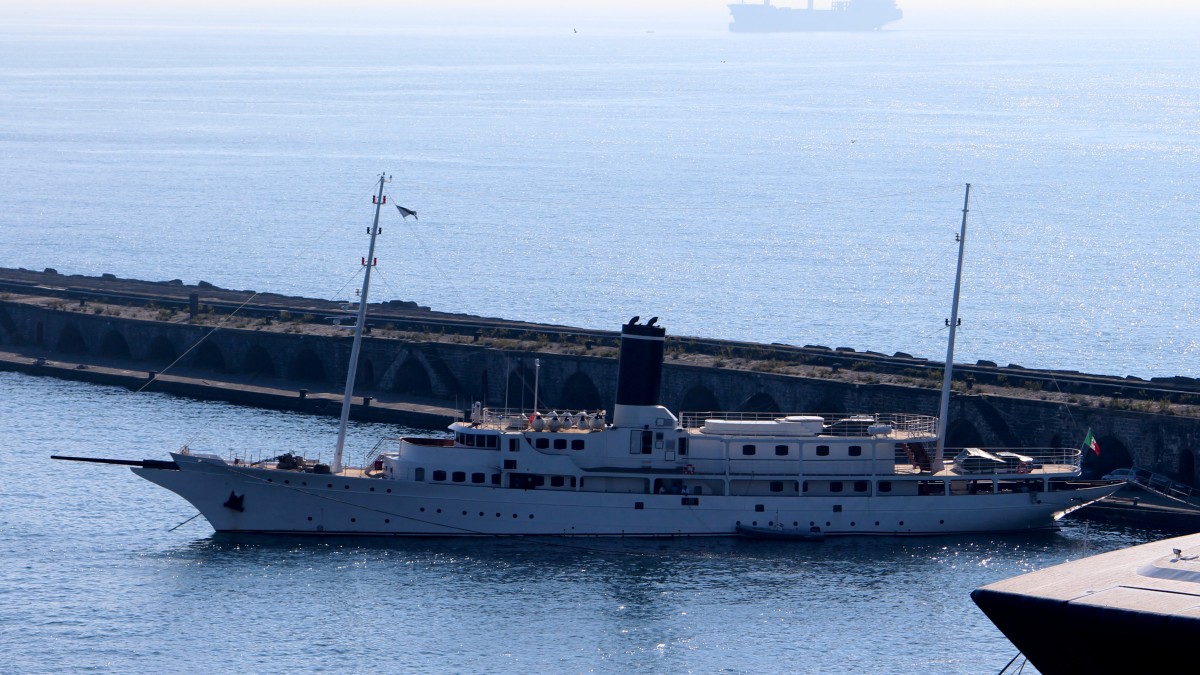 Eine Megayacht am 25.10.2013 im Hafen von Neapel.
