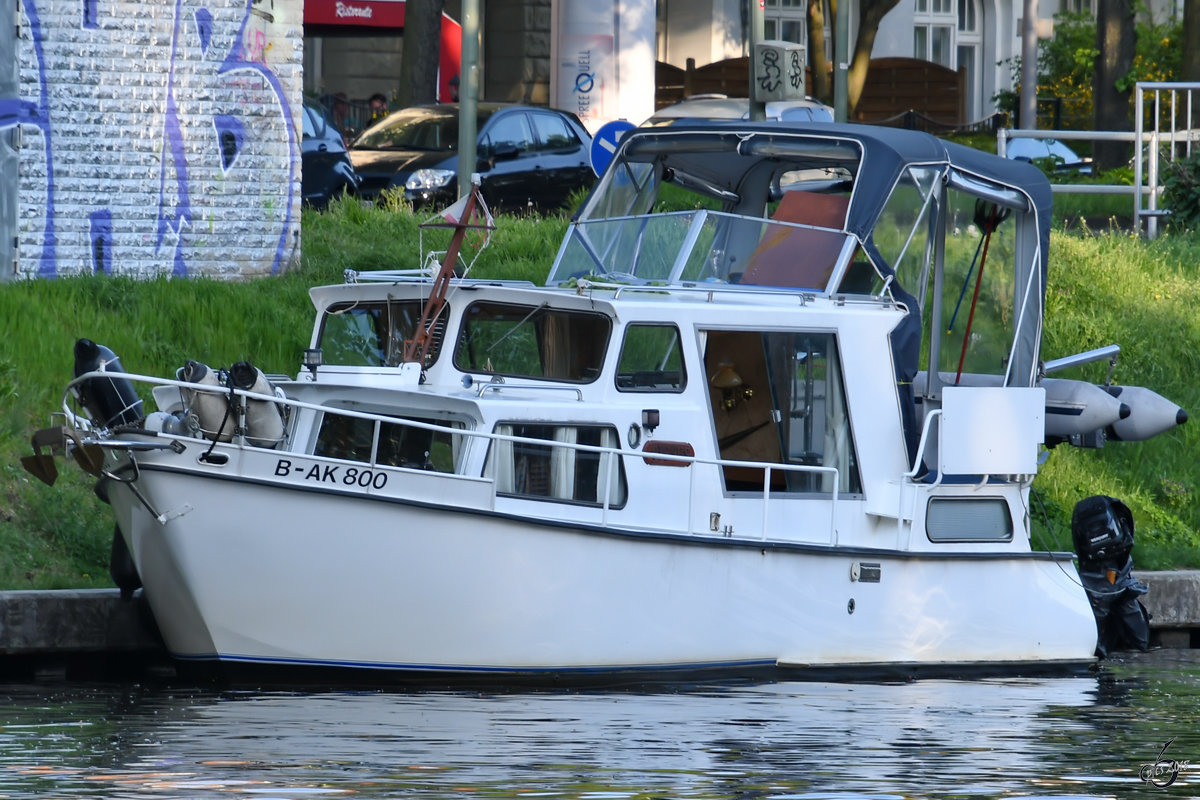 Eine Motoryacht ankert auf der Spree. (Berlin, April 2018)