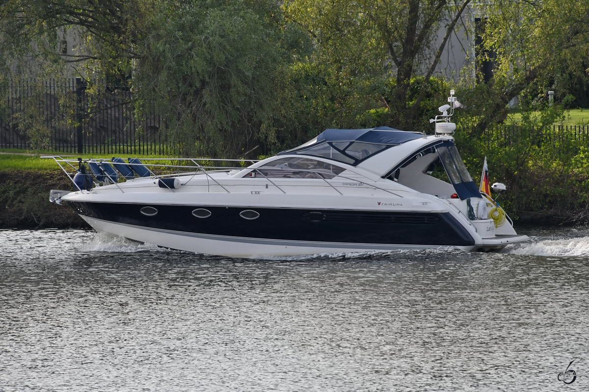 Eine Motoryacht Ende April 2018 am Stadtrand von Potsdam.