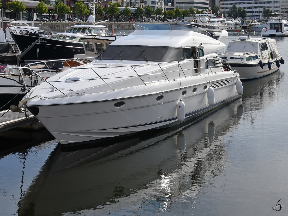 Eine Motoryacht Ende Juli 2018 im Willemdok Antwerpen.