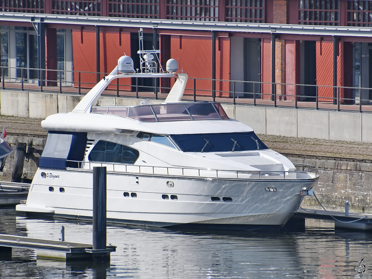 Eine Motoryacht ist hier Ende März 2022 in Lübeck zu sehen.