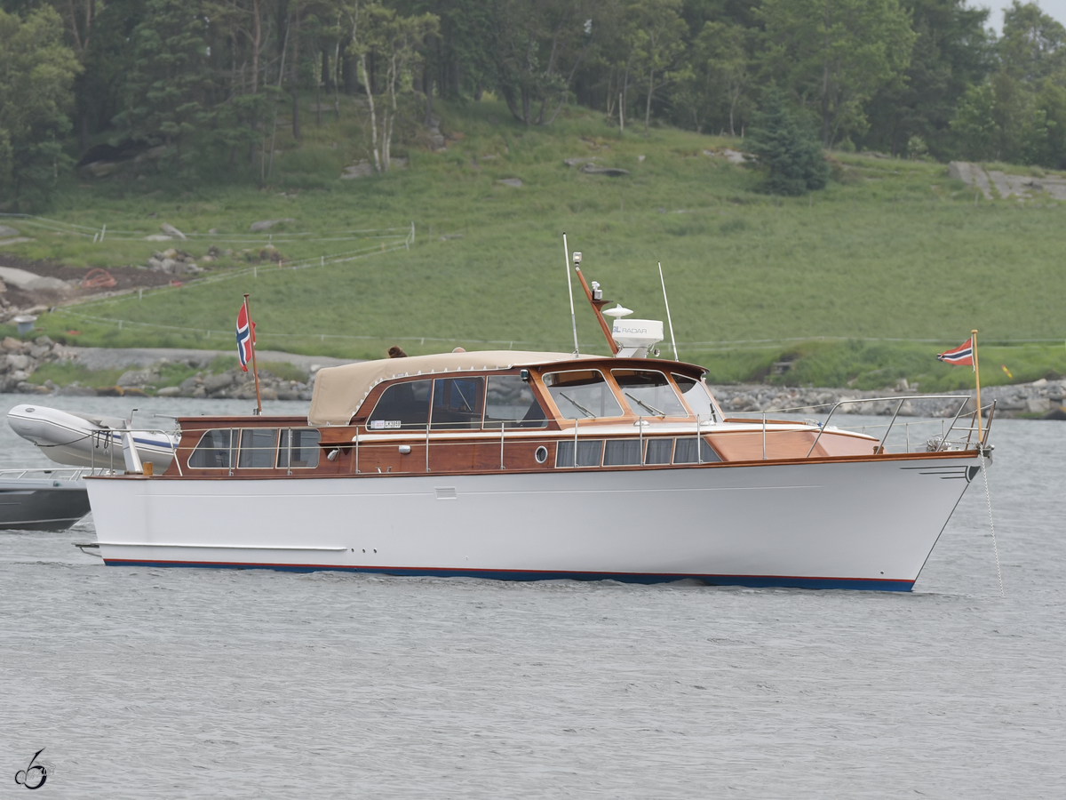 Eine norwegische Yacht in der Bucht Sømmevågen. (Sola, Juni 2017)