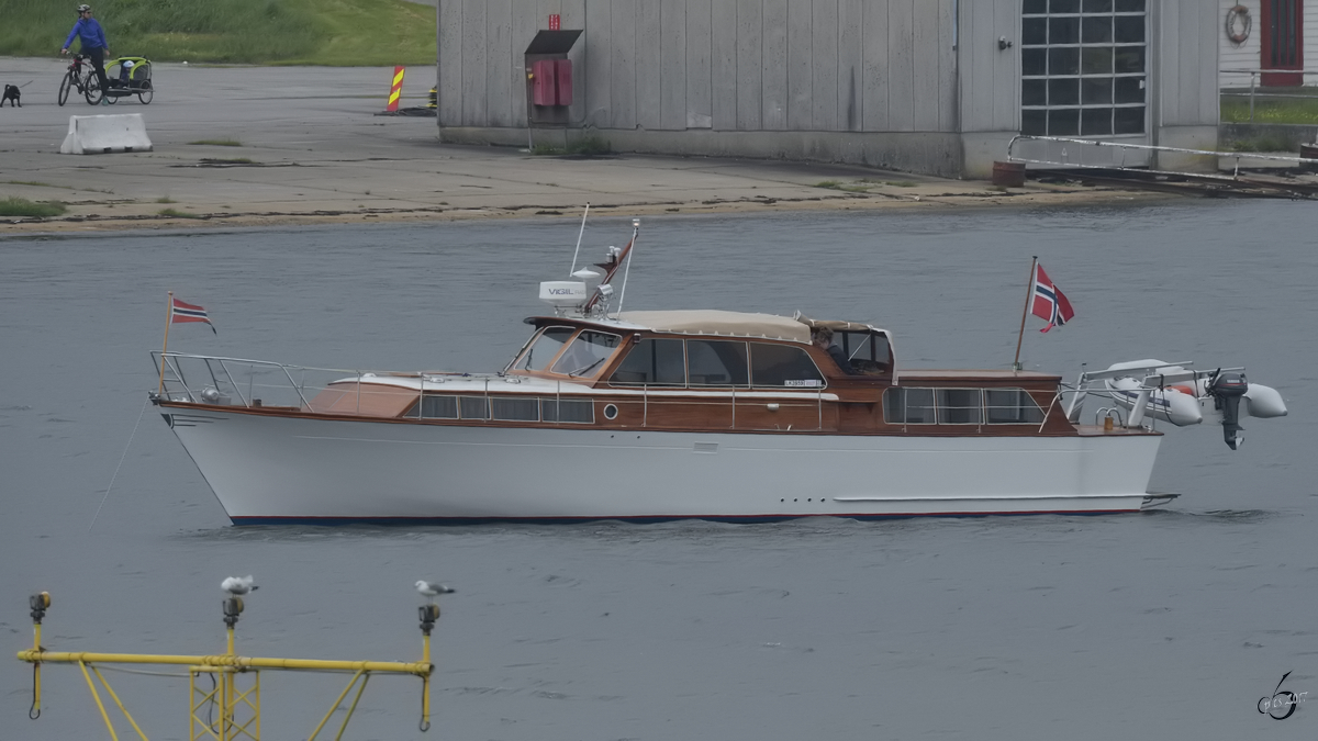 Eine norwegische Yacht in der Bucht Sømmevågen. (Sola, Juni 2017)