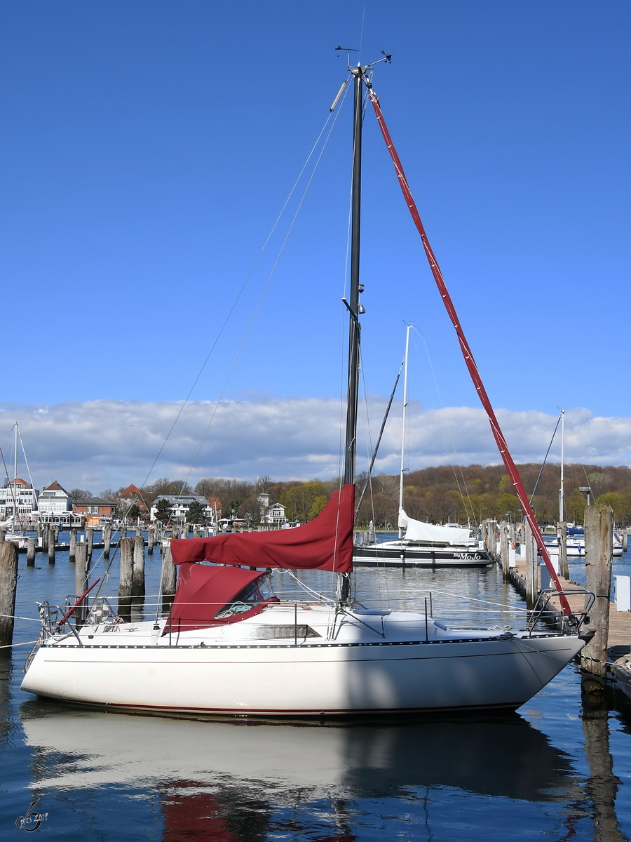 Eine Segelyacht Anfang April 2019 in Travemünde.