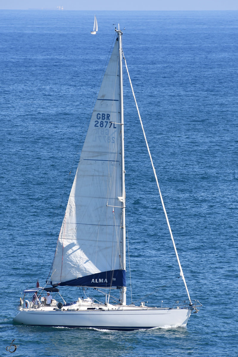 Eine Segelyacht auf dem Mittelmeer vor Valletta. (Oktober 2017)