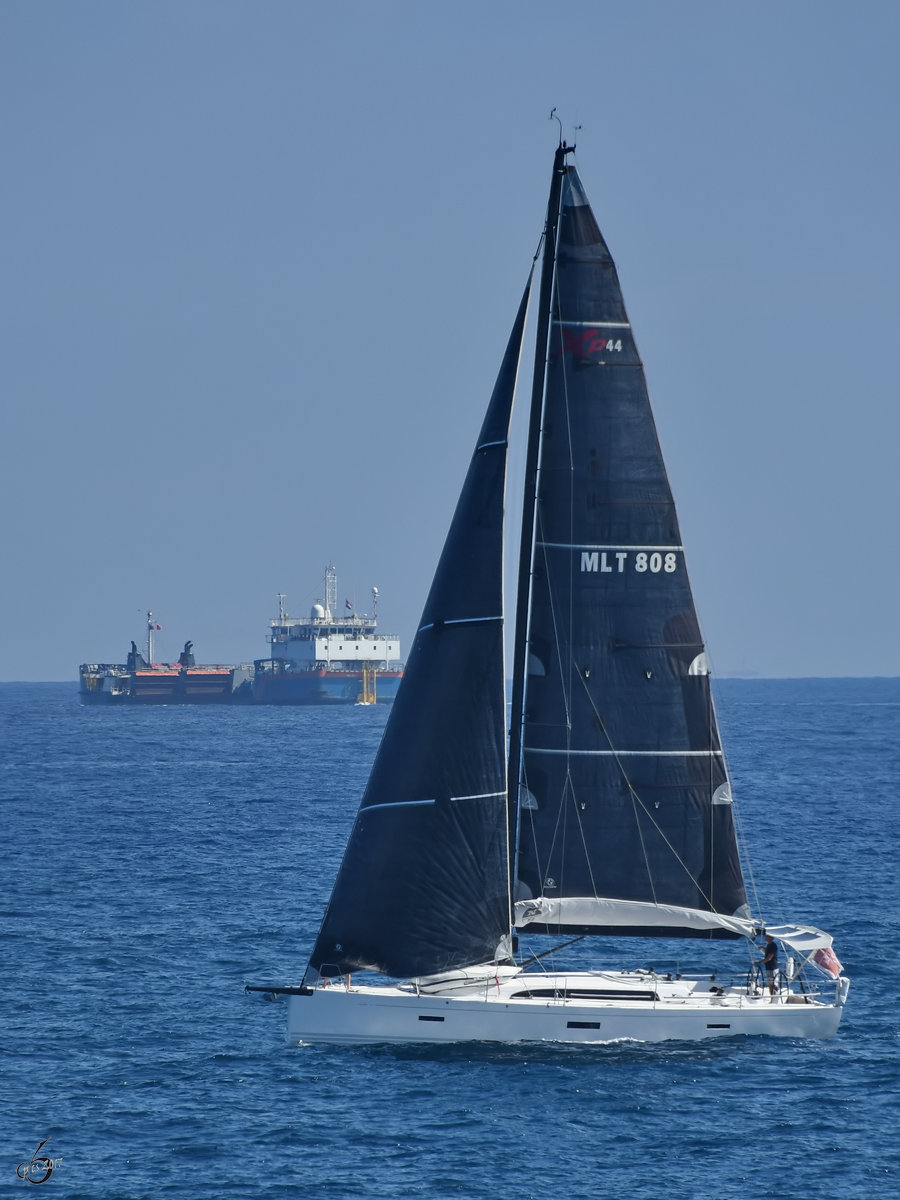 Eine Segelyacht unterwegs auf dem Mittelmeer. (Sliema, Oktober 2017)