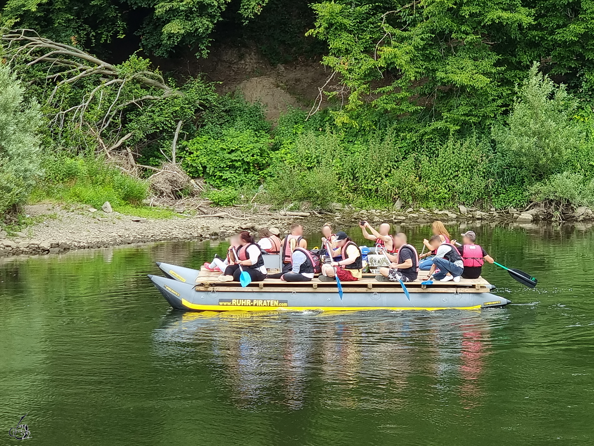 Eine  Spaßfahrt  auf der Ruhr. (Hattingen, Juli 2022)