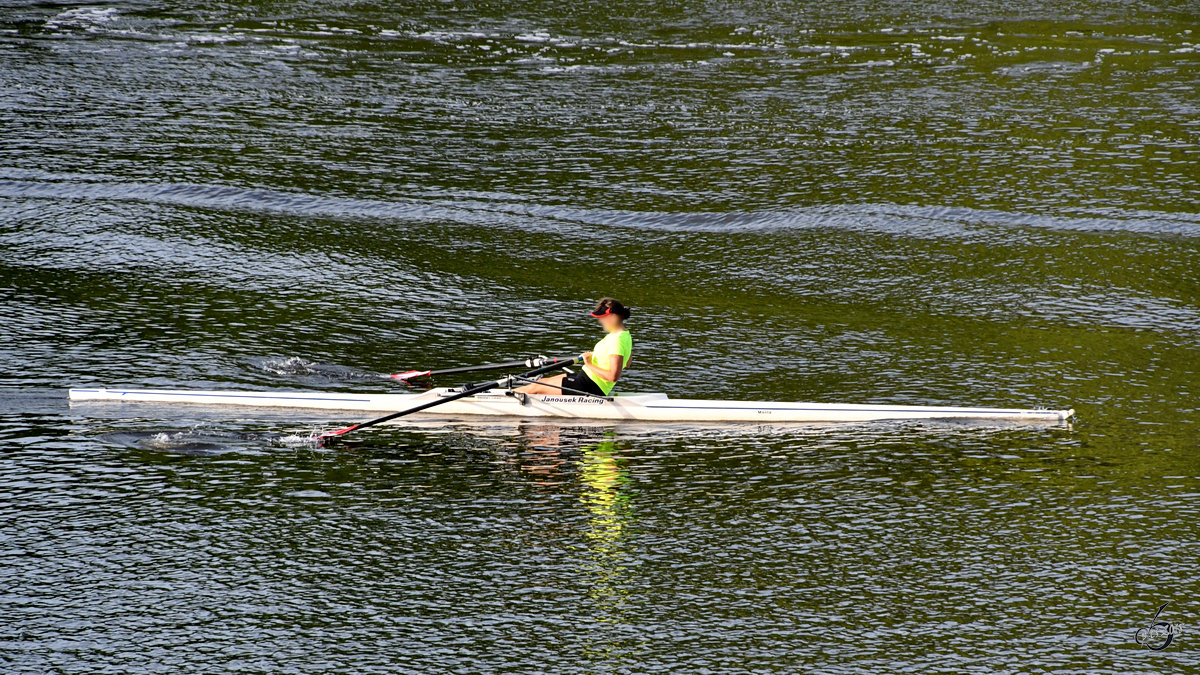 Eine Sportruderir mit ihrem Boot  Manta  (Teltowkanal, Berlin, April 2018)