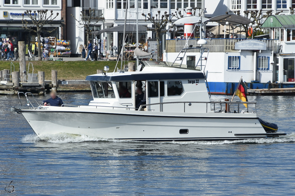 Eine Targa 32-Motoryacht befährt die Trave. (Priwall, März 2022)