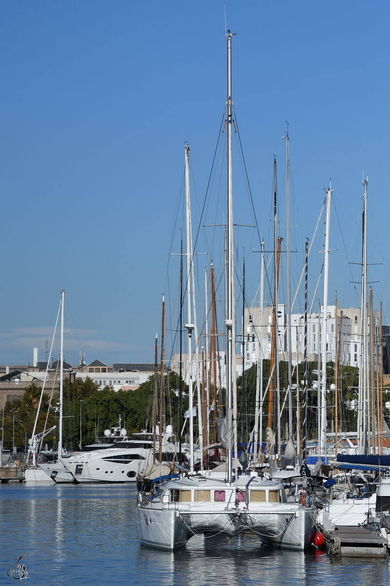 Eine der viele Jachten, welche Anfang November 2022 im Hafen von Barcelona anzutreffen waren.