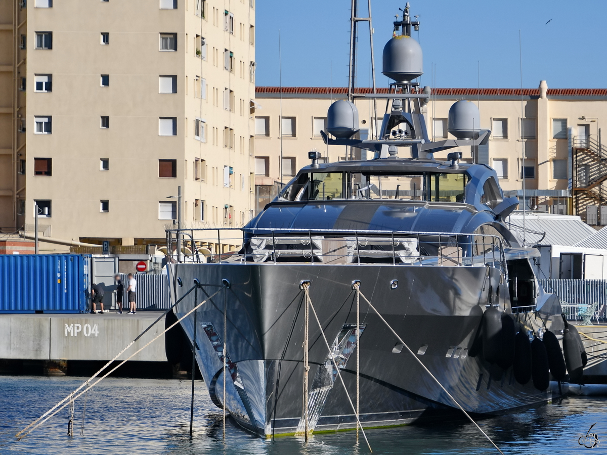 Eine der viele Jachten, welche Anfang November 2022 im Hafen von Barcelona anzutreffen waren.