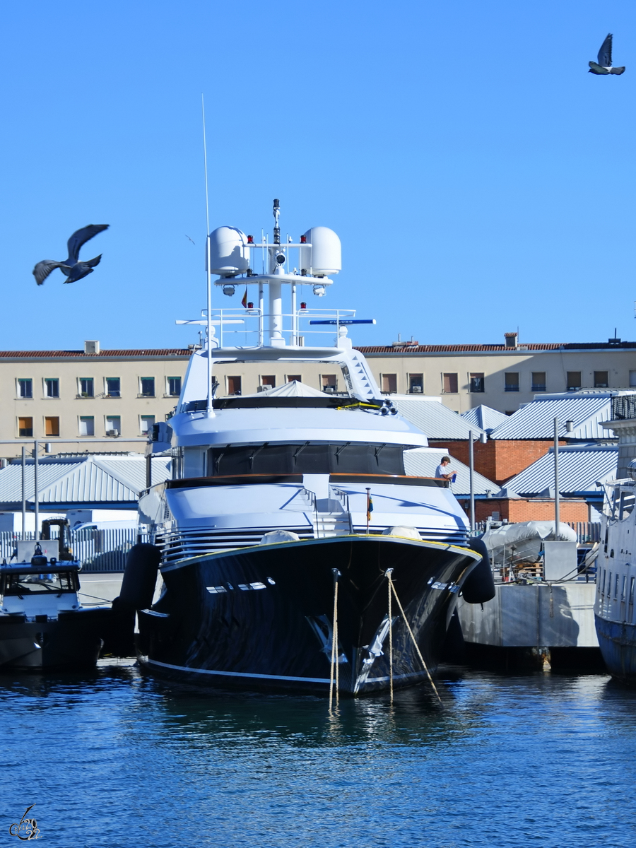 Eine der viele Jachten, welche Anfang November 2022 im Hafen von Barcelona anzutreffen waren.