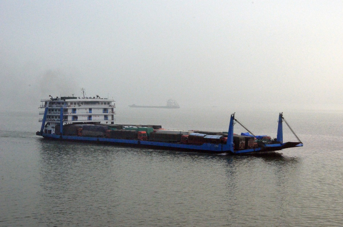 Eine von vielen LKW-Fähren auf dem Yangzi. Am 24.10.2014 beobachtet.