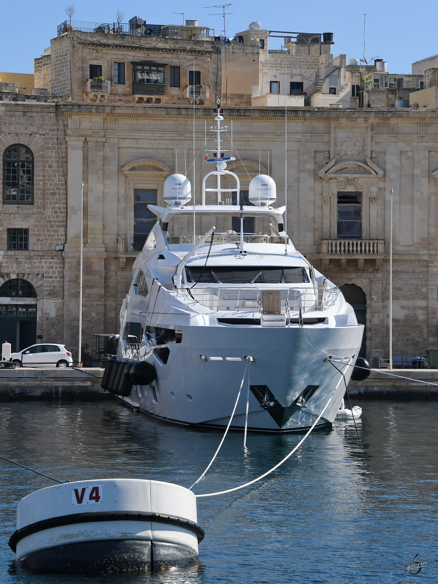 Eine der vielen Superyachten im Hafen von Valletta. (Oktober 2017)