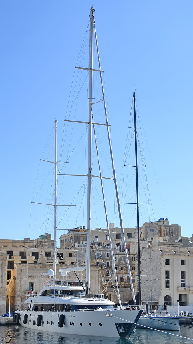 Eine der vielen Yachten im Hafen von Valletta. (Oktober 2017)