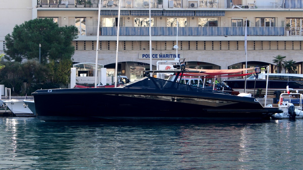 Eine Yacht am 28.10.2013 in schwarz im Hafen von Monte Carlo.
